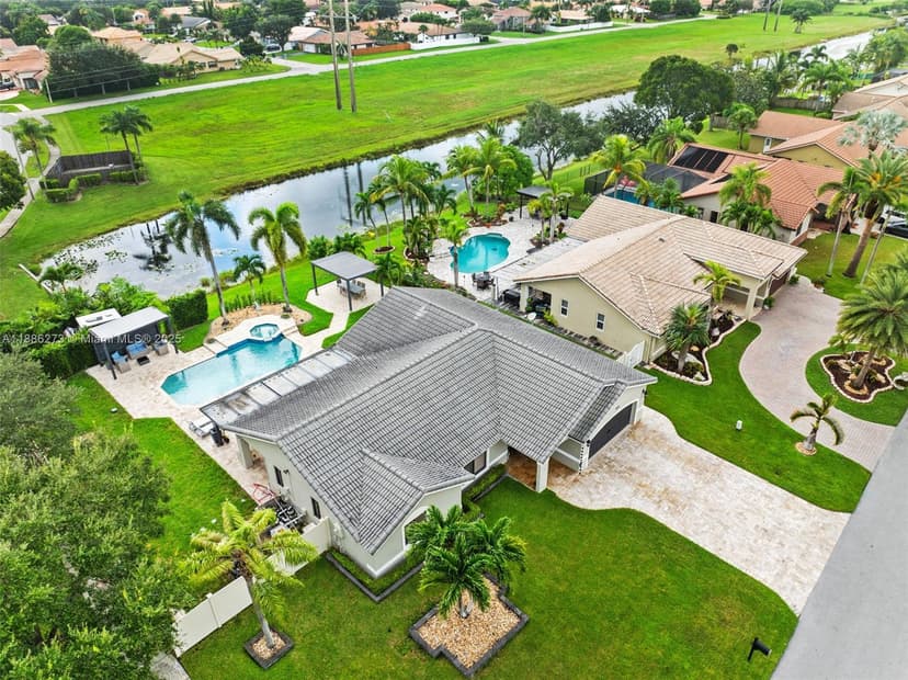 6411 Olde Moat Way, Davie FL 33331