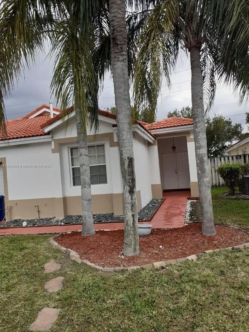 32 Gables Blvd, Weston FL 33326